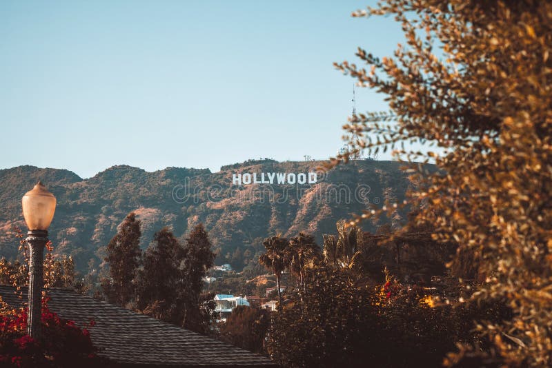 Famoso sinal de Hollywood em uma colina à distância fotos, imagens