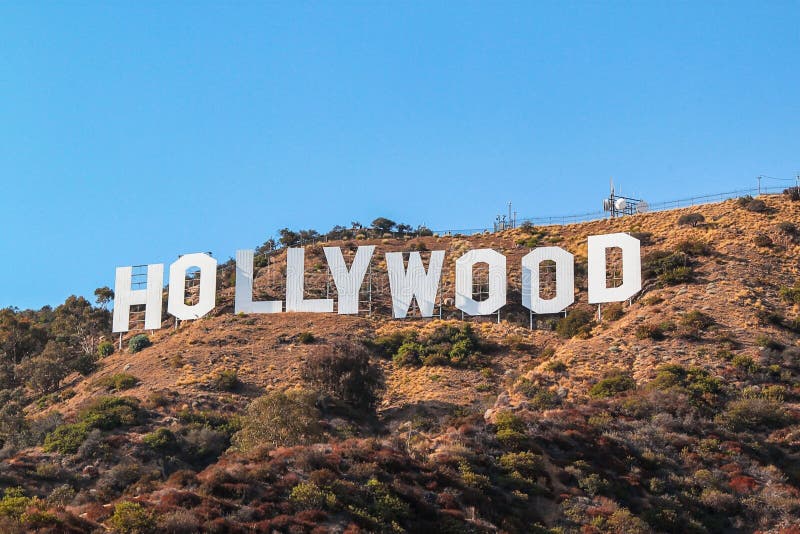 Sinal de HOLLYWOOD no fundo do céu azul Marco mundialmente famoso EUA Los Angeles, Califórnia imagens de stock Sinal de HOLLYWOOD no fundo do céu azul Marco mundialmente famoso EUA Los Angeles, Califórnia imagens de stock