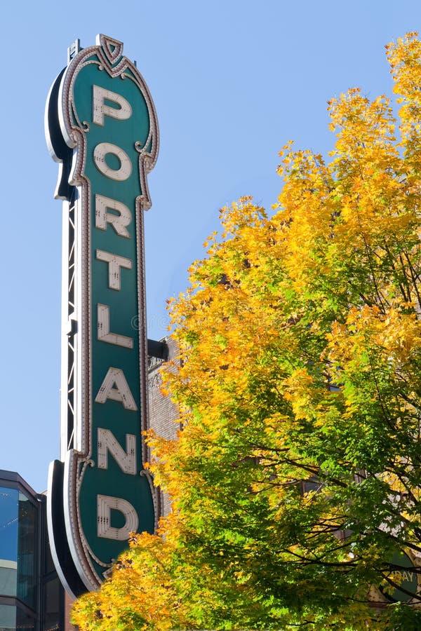 Sinal de néon de Portland Oregon com queda
