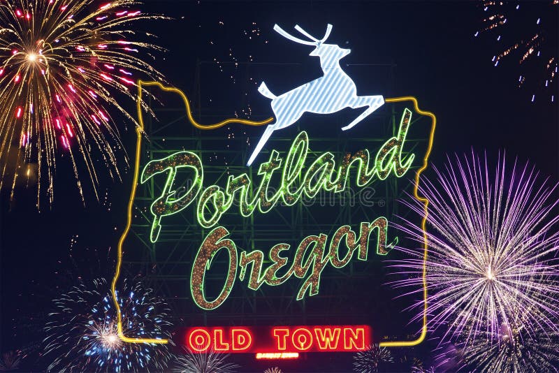 Sinal de Portland, Oregon com cervos e os fogos-de-artifício de piscamento no céu no fundo foto de stock royalty free Sinal de Portland, Oregon com cervos e os fogos-de-artifício de piscamento no céu no fundo foto de stock royalty free