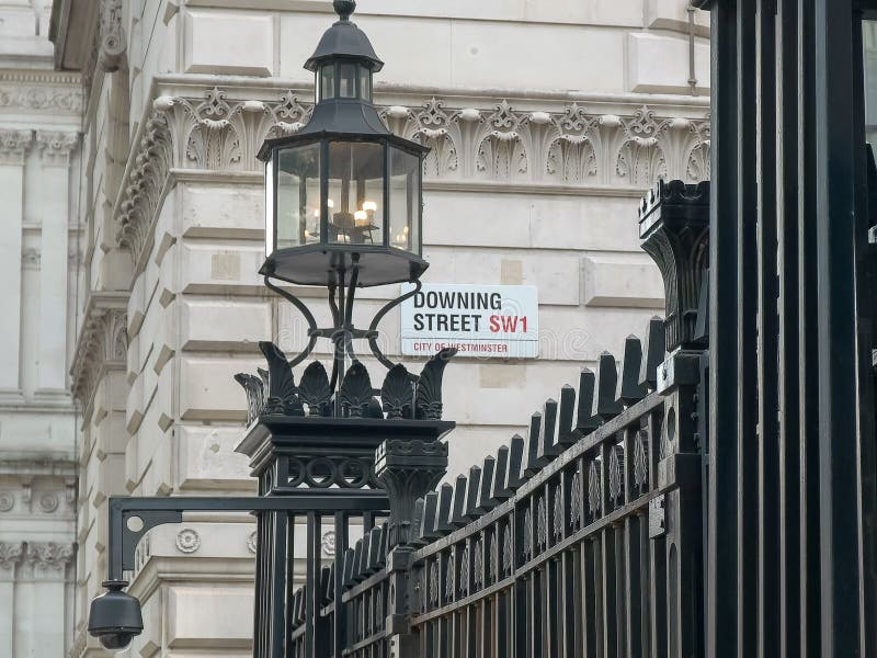 Sinal de rua fora de Downing Street em Londres fotografia de stock royalty free Sinal de rua fora de Downing Street em Londres fotografia de stock royalty free