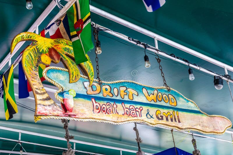 Sinal de suspensão no bar e grill do barco da madeira lançada à costa em Maho Beach na baía de Simpson, Sint Maarten foto de stock royalty free Sinal de suspensão no bar e grill do barco da madeira lançada à costa em Maho Beach na baía de Simpson, Sint Maarten foto de stock royalty free