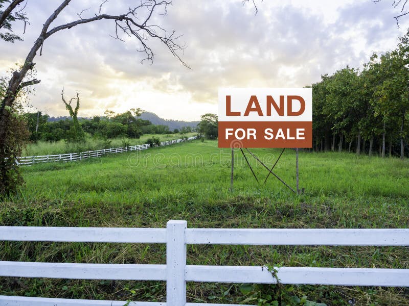 Sinal de terreno para venda em terras vazias