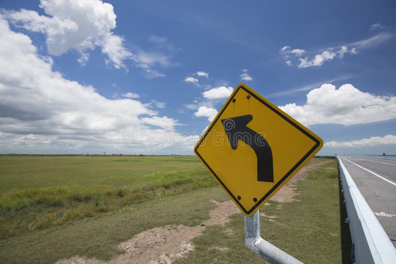 Sinal de tráfego na estrada fotografia de stock Sinal de tráfego na estrada fotografia de stock
