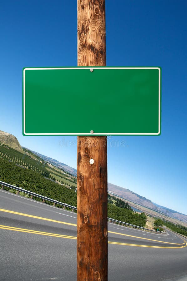 Sinal de trânsito verde em branco fotografia de stock royalty free