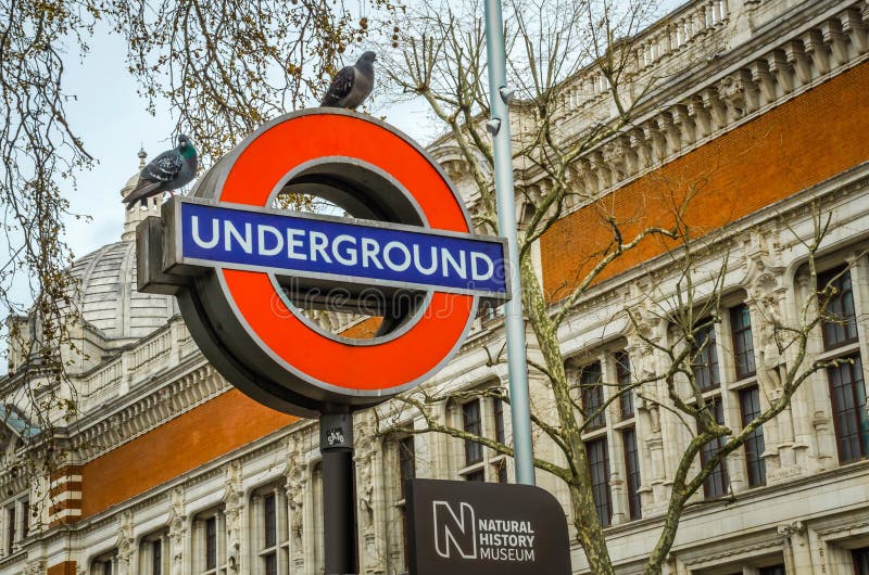 Sinal subterrâneo no arco de westminster, linha jubilee, em londres. o  metrô de londres é o sistema de metrô mais movimentado do mundo, com 1,1  bilhão de viagens anuais