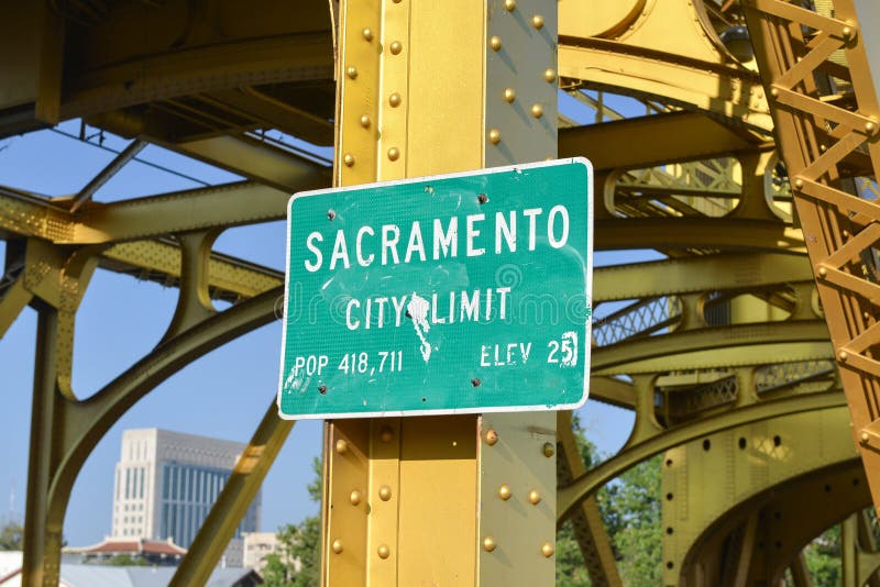 Sinal do limite de cidade de Sacramento imagem de stock royalty free Sinal do limite de cidade de Sacramento imagem de stock royalty free