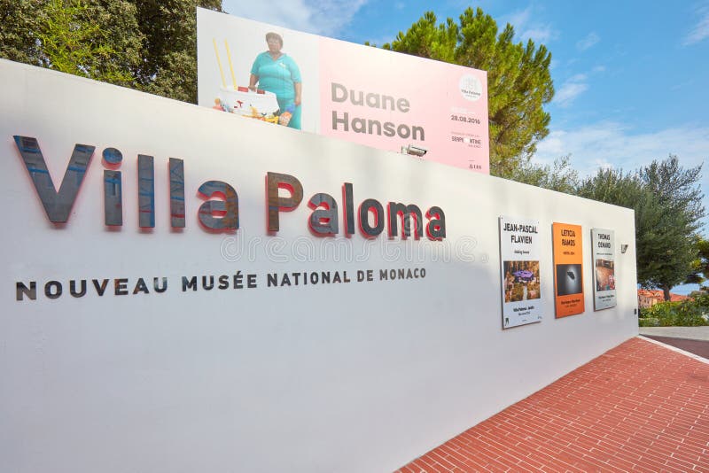 Sinal do museu de arte contemporânea de Paloma da casa de campo e de exposição de Duane Hanson quadro de avisos em Monte - Carlo fotos de stock Sinal do museu de arte contemporânea de Paloma da casa de campo e de exposição de Duane Hanson quadro de avisos em Monte - Carlo fotos de stock