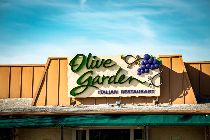 Sinal exterior do restaurante de Olive Garden Italian Kitchen fotografia de stock royalty free Sinal exterior do restaurante de Olive Garden Italian Kitchen fotografia de stock royalty free