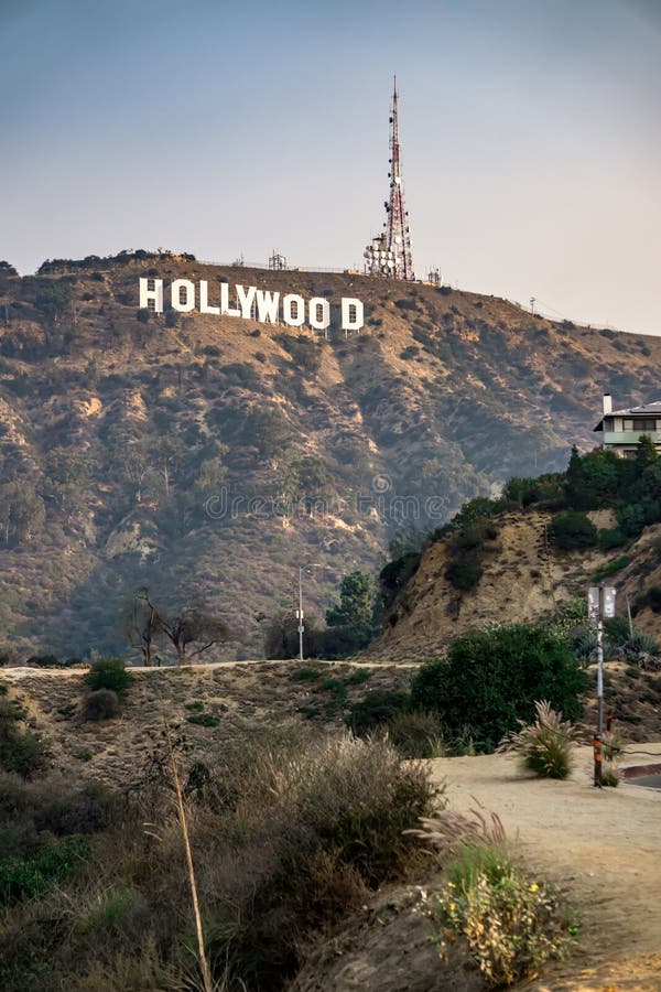 Famoso sinal de Hollywood em uma colina à distância fotos, imagens