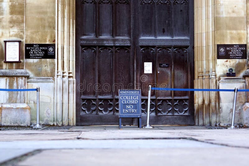 Sinal fechado da faculdade na Faculdade Entrada Porta do rei, Cambridge, Inglaterra imagens de stock royalty free Sinal fechado da faculdade na Faculdade Entrada Porta do rei, Cambridge, Inglaterra imagens de stock royalty free