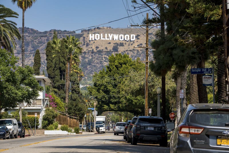 Famoso sinal de Hollywood em uma colina à distância fotos, imagens