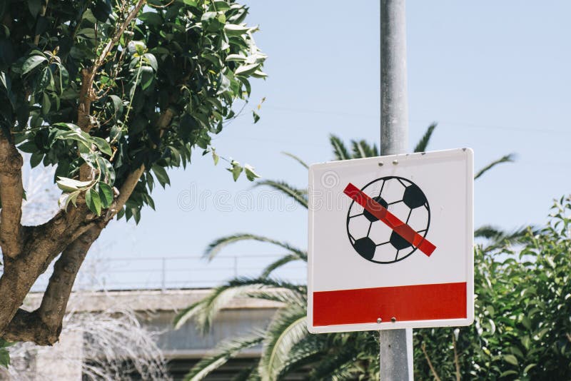 Sinal Proibido Para Jogar Bola Foto de Stock - Imagem de restrito