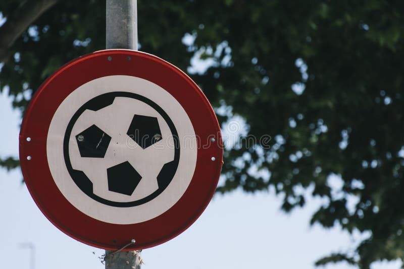 Jogar bola na rua é proibido pela Lei de Trânsito? - Jogar futebol na rua é  proibido? 