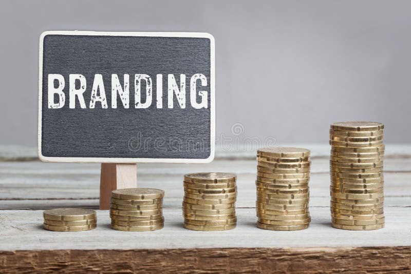 Sinalização de Marca com pilhas de moedas de crescimento fotos de stock