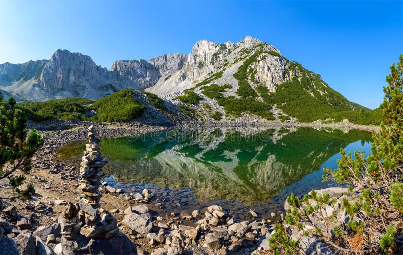 Sinanitsa See und Sinanitsa-Gipfel, Nationalpark Pirin, Bulgarien lizenzfreie stockfotos Sinanitsa See und Sinanitsa-Gipfel, Nationalpark Pirin, Bulgarien lizenzfreie stockfotos