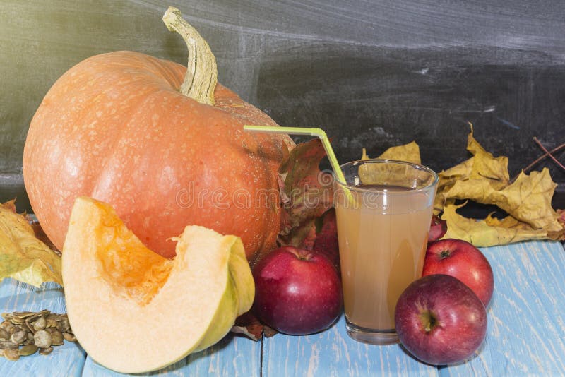 Sind auf dem Tisch Äpfel und Kürbise Des Herbstes Leben noch Herbstkalender lizenzfreie stockfotografie Sind auf dem Tisch Äpfel und Kürbise Des Herbstes Leben noch Herbstkalender lizenzfreie stockfotografie