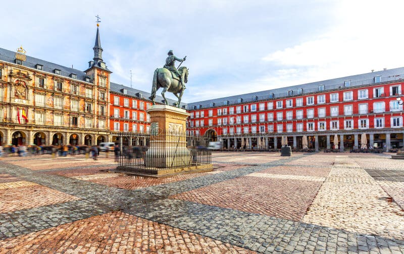 Sindaco della plaza con la statua di re Philips III a Madrid, Spagna