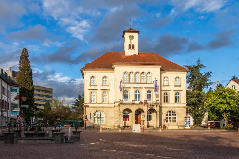 Sindelfingen, Baden Wurttemberg /Germany - 11 Mei, 2019: Panorama van de bouw van de Stadsgalerij, Stadtgalerie en marktfontein royalty-vrije stock afbeelding Sindelfingen, Baden Wurttemberg /Germany - 11 Mei, 2019: Panorama van de bouw van de Stadsgalerij, Stadtgalerie en marktfontein royalty-vrije stock afbeelding