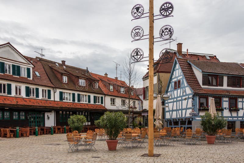 Sindelfingen, Baden Wurttemberg /Germany - 11 Mei, 2019: Straatscenario van Centraal Districtsvierkant, Wettbachplatz met traditi royalty-vrije stock afbeeldingen Sindelfingen, Baden Wurttemberg /Germany - 11 Mei, 2019: Straatscenario van Centraal Districtsvierkant, Wettbachplatz met traditi royalty-vrije stock afbeeldingen