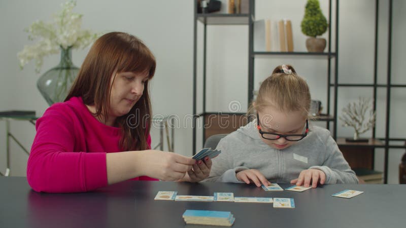 Sindrome di Down Girl con la mamma che gioca a scuola archivi video