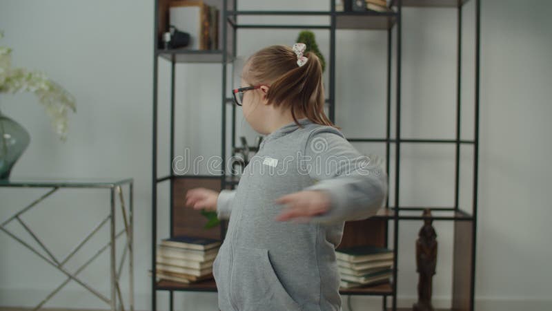 Sindrome di Down, ragazza che pratica esercizi di riscaldamento al chiuso archivi video