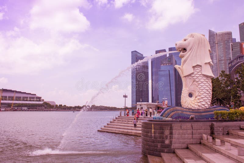 SINGAPORE - APRIL 14.2018: De fontein van Merlion, symbool van Singapore, dat veel mensen fotobekijken vanuit Marina Bay in Singa royalty-vrije stock foto's SINGAPORE - APRIL 14.2018: De fontein van Merlion, symbool van Singapore, dat veel mensen fotobekijken vanuit Marina Bay in Singa royalty-vrije stock foto's