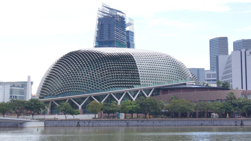 SINGAPORE - APRIL 2nd 2015: Promenadteatrar på fjärden under dagen Promenadteatrar på fjärden är serier av arkivfoto SINGAPORE - APRIL 2nd 2015: Promenadteatrar på fjärden under dagen Promenadteatrar på fjärden är serier av arkivfoto