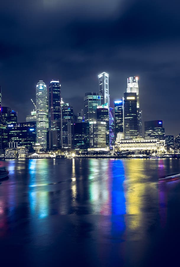 Download Singapore bij nacht stock foto. Afbeelding bestaande uit schroef - 54087796