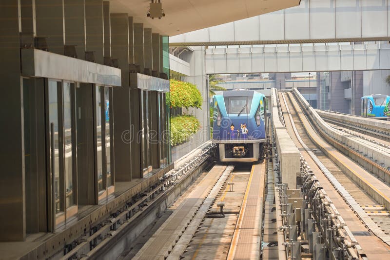 https://thumbs.dreamstime.com/b/singapore-changi-airport-circa-november-skytrain-daytime-skytrain-automated-people-mover-connects-95293649.jpg