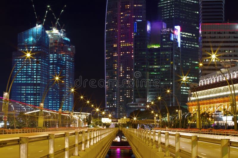 Spianata ponte un ufficio torri da centrale il negozio quartiere () ,, di notte.