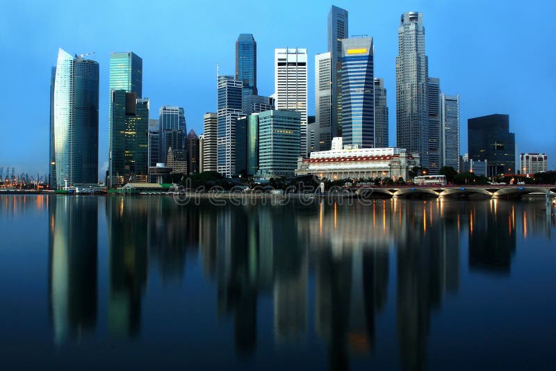 Paesaggio urbano del quartiere degli affari di Singapore con cangianti.