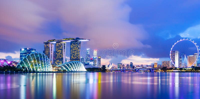 Singapore skyline urbano, durante il tramonto.