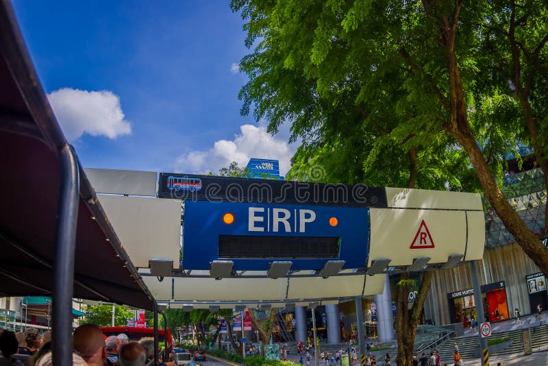 SINGAPORE, SINGAPORE - FEBRUARY 01, 2018: Cars passes through ERP system on street at downtown Orchard in Singapore royalty free stock images SINGAPORE, SINGAPORE - FEBRUARY 01, 2018: Cars passes through ERP system on street at downtown Orchard in Singapore royalty free stock images