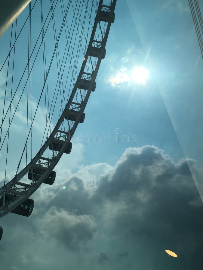 Singapore flyer no centro da cidade singapore foto de stock