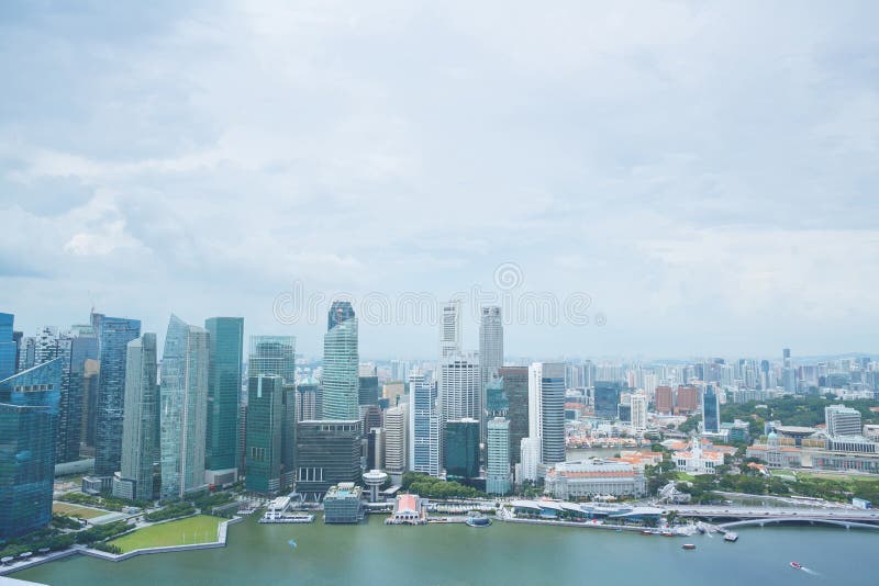 SINGAPORE - 19 GENNAIO 2016: bella vista scenica della città con i grattacieli immagine stock SINGAPORE - 19 GENNAIO 2016: bella vista scenica della città con i grattacieli immagine stock