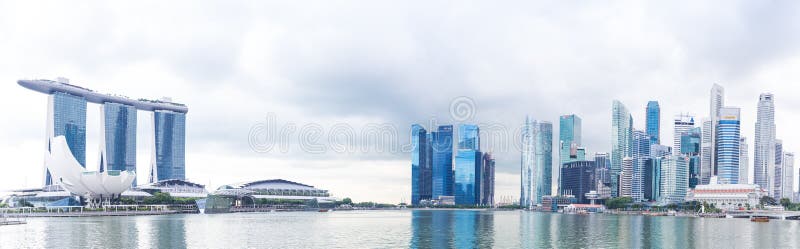 Singapore, 14 gennaio 2016: Panorama dell'hotel di Marina Bay Sands, del ponte, del museo e del distretto finanziario immagini stock libere da diritti Singapore, 14 gennaio 2016: Panorama dell'hotel di Marina Bay Sands, del ponte, del museo e del distretto finanziario immagini stock libere da diritti