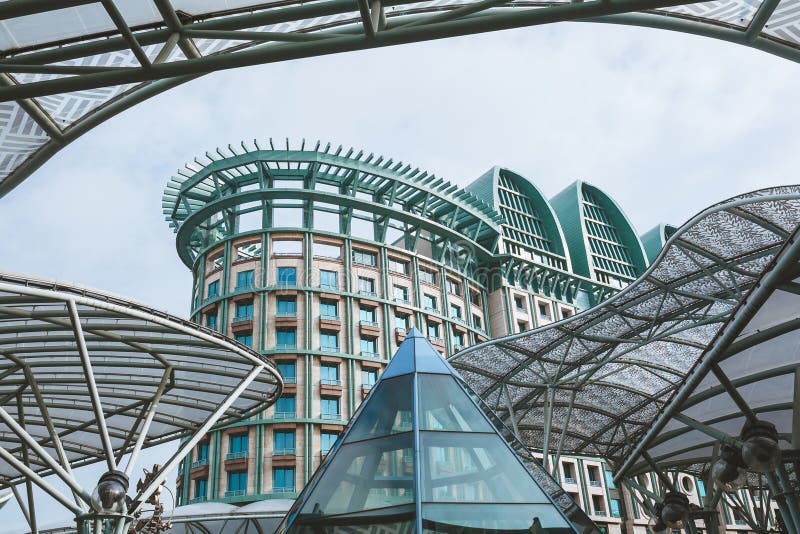 SINGAPORE - 19 GENNAIO 2016: scena urbana con le costruzioni moderne immagini stock libere da diritti SINGAPORE - 19 GENNAIO 2016: scena urbana con le costruzioni moderne immagini stock libere da diritti