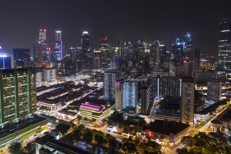 Singapore horisont på natten med stads- byggnader, i stadens centrum kärna royaltyfria bilder Singapore horisont på natten med stads- byggnader, i stadens centrum kärna royaltyfria bilder