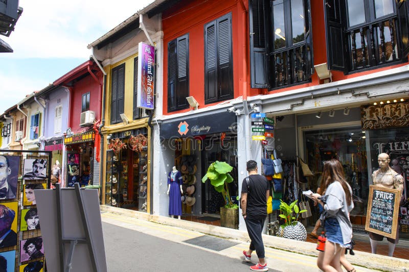Singapore, Singapore - Januari 30, 2019: Het paradijs van Fashionista in het hart van het Moslimkwart in Haji Lane stock afbeelding Singapore, Singapore - Januari 30, 2019: Het paradijs van Fashionista in het hart van het Moslimkwart in Haji Lane stock afbeelding