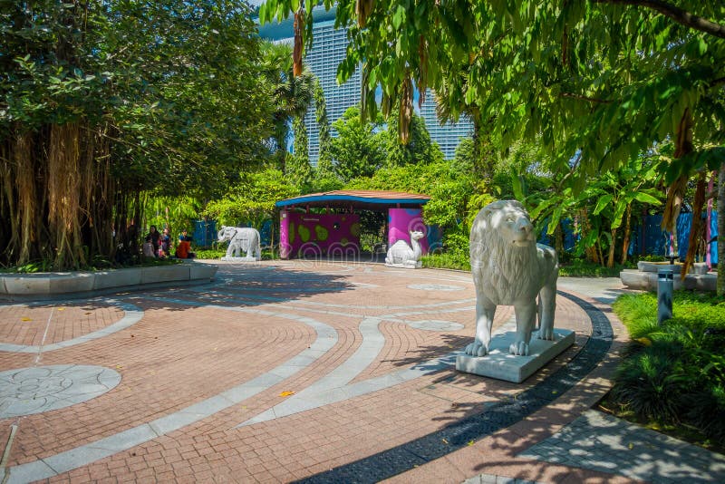 SINGAPORE, SINGAPORE - JANUARI 30, 2018: Openluchtmening van witte gestenigde die dieren bij Tuinen door de Baai in Singapore wor royalty-vrije stock fotografie SINGAPORE, SINGAPORE - JANUARI 30, 2018: Openluchtmening van witte gestenigde die dieren bij Tuinen door de Baai in Singapore wor royalty-vrije stock fotografie