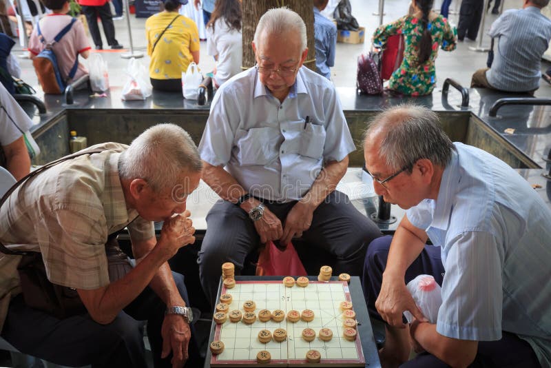 Singapore-09 JUN 2018:Chinese old man play chess in the Singapore China town open plaza royalty free stock images Singapore-09 JUN 2018:Chinese old man play chess in the Singapore China town open plaza royalty free stock images