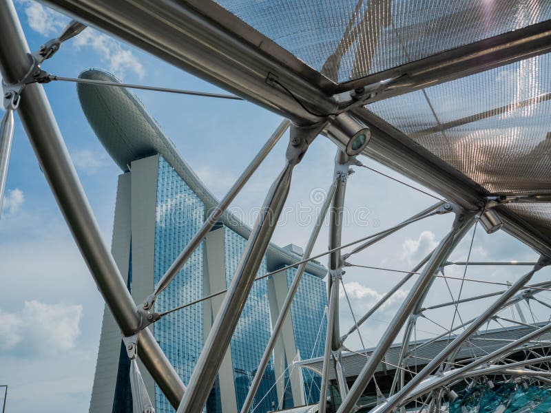 SINGAPORE - JUNE 24, 2018: Marina Bay Sands hotel and The Helix Bridge is a pedestrian bridge linking Marina Centre with Marina royalty free stock photos SINGAPORE - JUNE 24, 2018: Marina Bay Sands hotel and The Helix Bridge is a pedestrian bridge linking Marina Centre with Marina royalty free stock photos