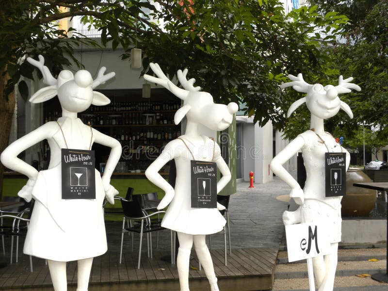 Singapore - Juni 1 die, standbeeld van de de kleurenkunst van 2009 het Witte van drie vrouwelijke bokdeers rokken dragen stock afbeelding Singapore - Juni 1 die, standbeeld van de de kleurenkunst van 2009 het Witte van drie vrouwelijke bokdeers rokken dragen stock afbeelding