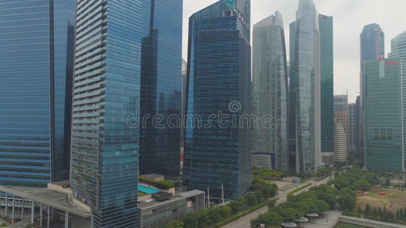 Singapore - Juni, 2018: Marina Bay Financial Centre i Singapore skjutit Det består av tre kontorstorn, två royaltyfri foto Singapore - Juni, 2018: Marina Bay Financial Centre i Singapore skjutit Det består av tre kontorstorn, två royaltyfri foto