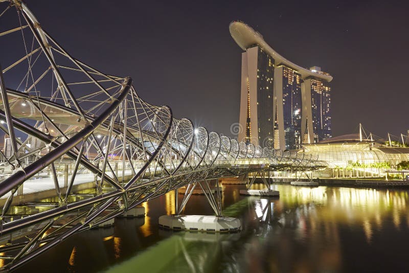 Singapore Marina Bay Sands Hotel en Schroefbrug royalty-vrije stock foto's Singapore Marina Bay Sands Hotel en Schroefbrug royalty-vrije stock foto's