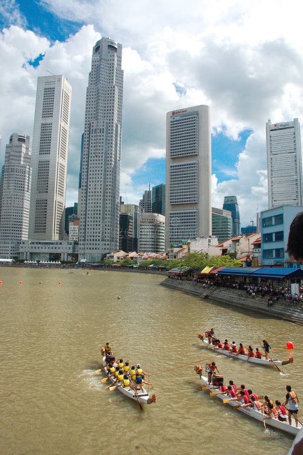 Singapore - November 22: De niet geïdentificeerde teams nemen aan het internationale ras van de draakboot deel in Marina Bay, Sin stock foto Singapore - November 22: De niet geïdentificeerde teams nemen aan het internationale ras van de draakboot deel in Marina Bay, Sin stock foto