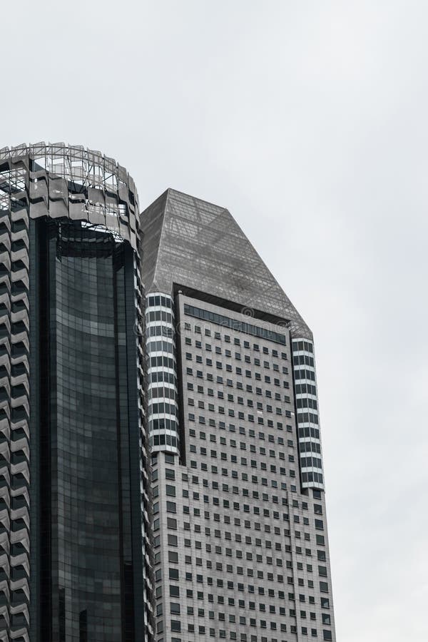 Singapore - 14 OKTOBER 2018 Modern seende skyskrapa i den Singapore för affärsområde mitten under den molniga och regniga dagen arkivfoton Singapore - 14 OKTOBER 2018 Modern seende skyskrapa i den Singapore för affärsområde mitten under den molniga och regniga dagen arkivfoton