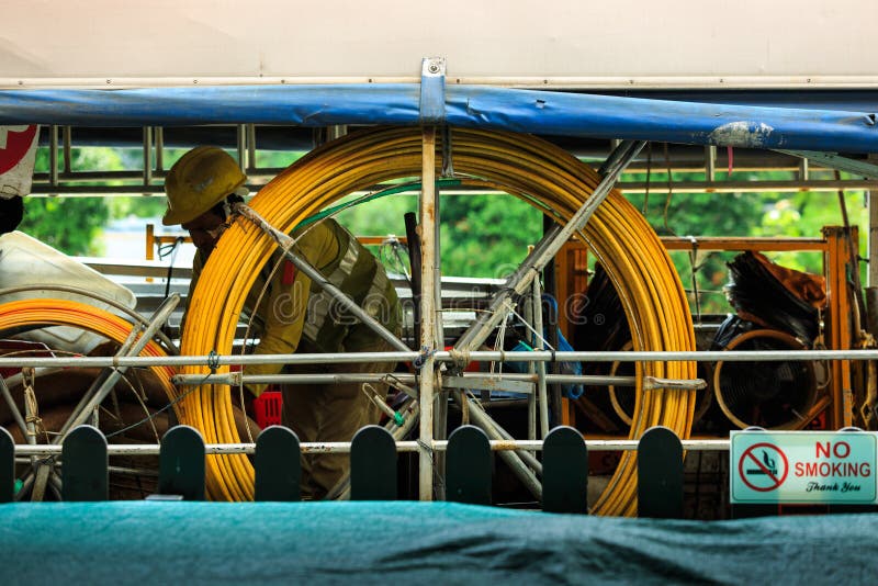 Singapour 2 AVRIL 2019 : travailleur indien travaillant dur au camion de construction image stock Singapour 2 AVRIL 2019 : travailleur indien travaillant dur au camion de construction image stock