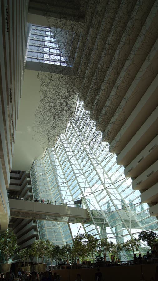SINGAPOUR - 1er avril 2015 : Vue intérieure de l'hôtel de Marina Bay Sands, lobby d'un des hôtels les plus luxueux dans image libre de droits SINGAPOUR - 1er avril 2015 : Vue intérieure de l'hôtel de Marina Bay Sands, lobby d'un des hôtels les plus luxueux dans image libre de droits